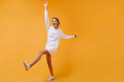 active lady with slender legs moving orange room crc1958e380 size7.55mb 6485x4323 - title:graphic home - اورچین فایل - format: - sku: - keywords: p_id:353984