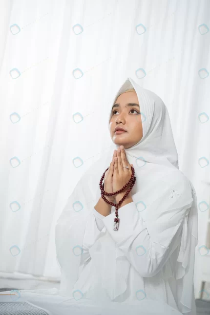 asian young woman praying with al qur prayer bead crcba8a1765 size6.55mb 4000x6000 - title:graphic home - اورچین فایل - format: - sku: - keywords: p_id:353984