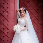 - attractive bride dressed luxury dress near red en crcf265f224 size6.01mb 2397x3500 1 - Home