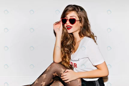 fashionable young woman with red lips holding fun crc39a125a1 size8.44mb 5760x3840 - title:graphic home - اورچین فایل - format: - sku: - keywords: p_id:353984