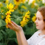 - little child with sunflowers summer field crce894458a size4.84mb 4200x2800 - Home