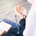 muslim woman pray with beads read quran crc6353027a size6.55mb 5631x3853 - title:Home - اورچین فایل - format: - sku: - keywords:وکتور,موکاپ,افکت متنی,پروژه افترافکت p_id:63922