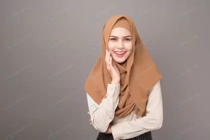 portrait beautiful woman with hijab is smiling gr crca8f7774f size4.72mb 4000x2670 - title:graphic home - اورچین فایل - format: - sku: - keywords: p_id:353984