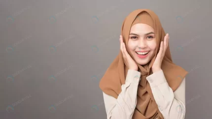 portrait beautiful woman with hijab is smiling crcf4d617ef size4.28mb 4000x2250 - title:graphic home - اورچین فایل - format: - sku: - keywords: p_id:353984